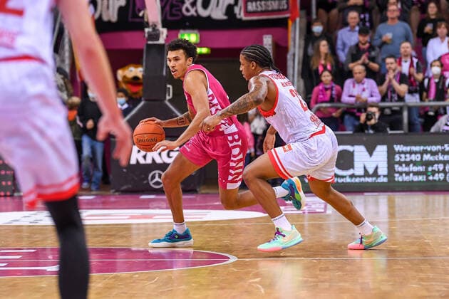 easyCredit BBL, Telekom Baskets Bonn vs s Oliver Würzburg, 06 11 2021 Tyson Ward Telekom Baskets Bonn, 3 , Desi Rodriguez s Oliver Würzburg, 23 , easyCredit BBL, Telekom Baskets Bonn vs s Oliver Würzburg on 06 11 2021 at Telekom Dome Bonn, Bonn Nordrhein Westfalen Copyright: xBEAUTIFULxSPORTS Mueller-Laschetx