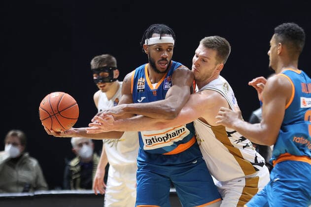 Jaron Blossomgame ratiopharm Ulm , Martin Peterka Basketball Loewen Braunschweig