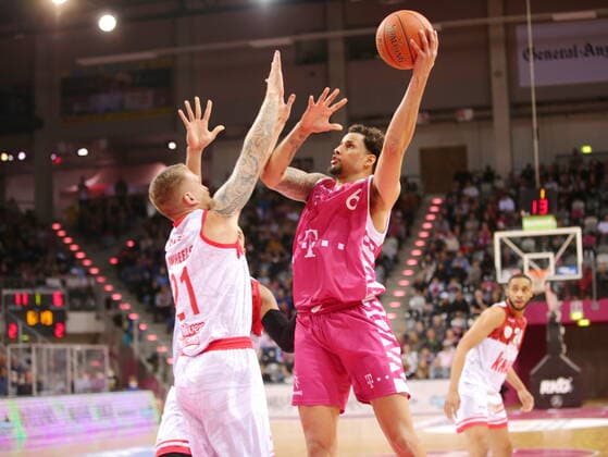 Michael Kessens Telekom Baskets Bonn vs s Oliver Würzburg easyCredit BBL 1 Bundesliga , 2021 2022 season , Hauptrunde 7 Spieltag