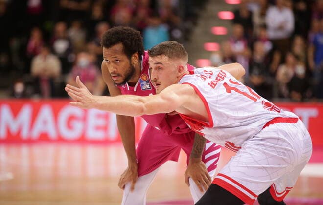 Justin Gorham Telekom Baskets Bonn vs Tomasz Gielo s Oliver Würzburg easyCredit BBL 1 Bundesliga , 2021 2022 season , Hauptrunde 7 Spieltag