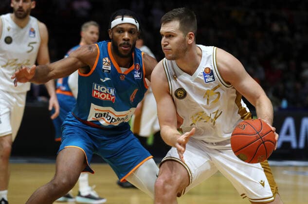 Löwen Braunschweig vs Ulm, BBL Braunschweig, 06 11 2021, BASKETBALL easyCredit BBL Basketball Bundesliga, Löwen Braunschweig vs Ratiopharm Ulm, season 2021 22 Jaron Blossomgame Ratiopharm Ulm , Martin Peterka Löwen Braunschweig Braunschweig