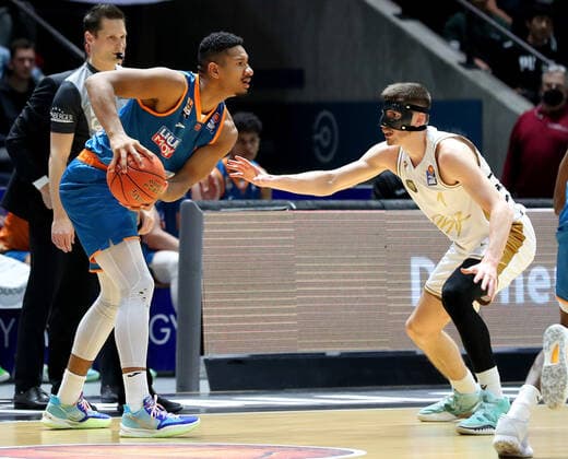 Löwen Braunschweig vs Ulm, BBL Braunschweig, 06 11 2021, BASKETBALL easyCredit BBL Basketball Bundesliga, Löwen Braunschweig vs Ratiopharm Ulm, season 2021 22 Karim Jallow Ratiopharm Ulm , David Krämer Löwen Braunschweig Braunschweig