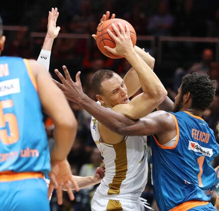 Löwen Braunschweig vs Ulm, BBL Braunschweig, 06 11 2021, BASKETBALL easyCredit BBL Basketball Bundesliga, Löwen Braunschweig vs Ratiopharm Ulm, season 2021 22 Robin Amaize Löwen Braunschweig , Cristiano Felicio Ratiopharm Ulm Braunschweig