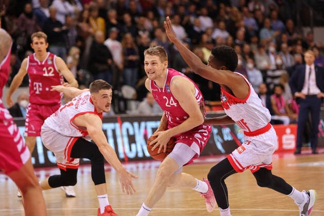 Bonn, Germany, 06 11 2021, Telekom Dome, Basketball, BBL, Telekom Baskets Bonn vs S Oliver Wuerzburg Tim Hasbargen Bonn