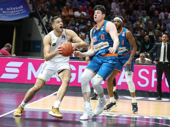 Löwen Braunschweig vs Ulm, BBL Braunschweig, 06 11 2021, BASKETBALL easyCredit BBL Basketball Bundesliga, Löwen Braunschweig vs Ratiopharm Ulm, season 2021 22 Benedikt Turudic Löwen Braunschweig , Nicolas Bretzel Ratiopharm Ulm Braunschweig