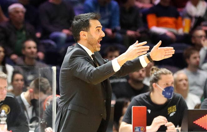 Löwen Braunschweig vs Ulm, BBL Braunschweig, 06 11 2021, BASKETBALL easyCredit BBL Basketball Bundesliga, Löwen Braunschweig vs Ratiopharm Ulm, 2021 season 22 Head Coach Jesus Ramirez Löwen Braunschweig Braunschweig.