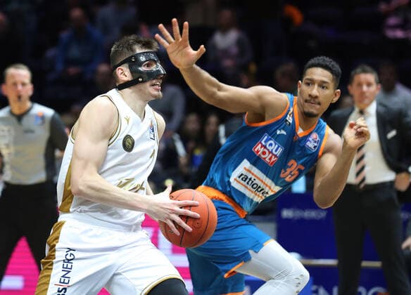Löwen Braunschweig vs Ulm, BBL Braunschweig, 06 11 2021, BASKETBALL easyCredit BBL Basketball Bundesliga, Löwen Braunschweig vs Ratiopharm Ulm, season 2021 22 Robin Amaize Löwen Braunschweig , Karim Jallow Ratiopharm Ulm Braunschweig