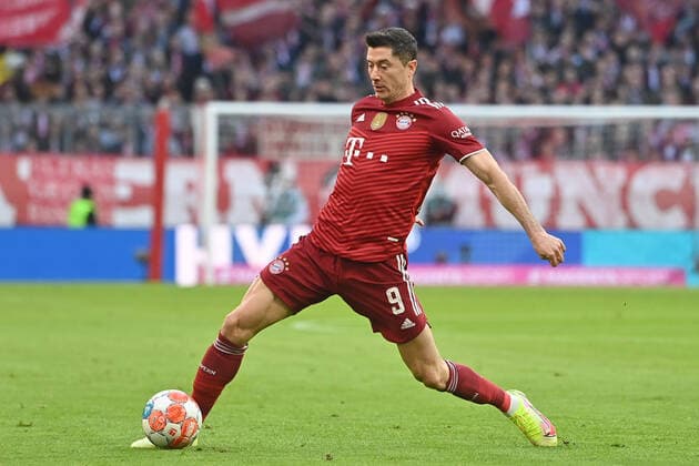 Robert LEWANDOWSKI Bayern Muenchen , action,single action,single picture,crop,full body shot,whole figure Football 1 Bundesliga season 2021 2022,11 matchday,matchday11 FC Bayern Muenchen SC Freiburg 2 1 on 06 11 2021, A L L I A N Z A R E N A Muenchen