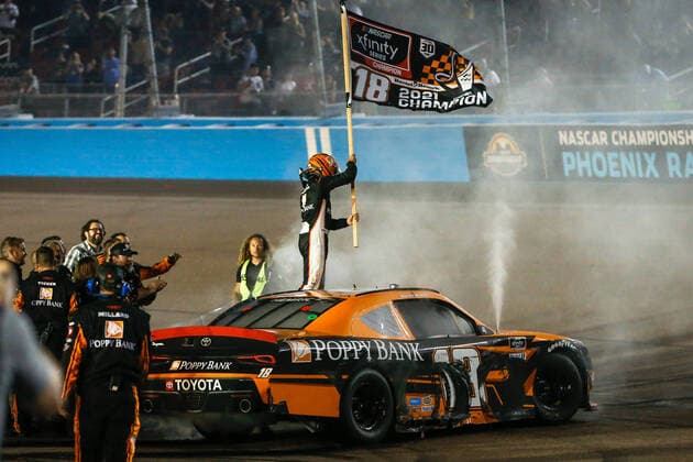 Sport Themen der Woche KW44 Sport Bilder des Tages AVONDALE, AZ - NOVEMBER 06: 18: Daniel Hemric, Joe Gibbs Racing, Toyota Supra Poppy Bank holds the Xfinity championship flag after winning the NASCAR, Motorsport, USA Xfinity championship race on November 6, 2021 at Phoenix Raceway in Avondale, Arizona. (Photo by Kevin Abele Icon Sportswire) AUTO: NOV 06 NASCAR Xfinity Series Championship Race Icon211106004