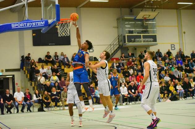 v l, David Fuchs Orange Academy 63 , Philip Hecker White Wings Hanau 3 GER, Basketball Barmer 2 Bundesliga Pro B, White Wings Hanau vs Orange Academy Ulm 06 11 2021 Hanau Copyright: xEibnerxPressefotox xRalphxLehmbergx xLEHx