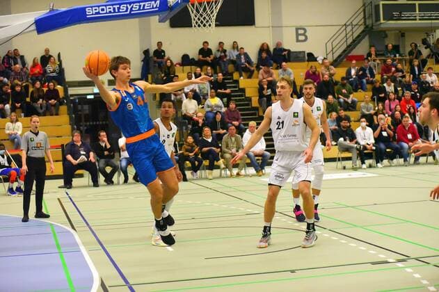 v l , Jacob Ensminger Orange Academy 44 , Victor Demetrio White Wings Hanau 21 GER, Basketball Barmer 2 Bundesliga Pro B, White Wings Hanau against Orange Academy Ulm 06 11 2021 Hanau Copyright: xEibnerxPressefotox xRalphxLehmbergx xLEHx