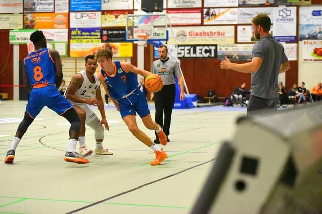 v l , Dion Braimoh White Wings Hanau, left , Tobias Brahe Jensen Orange Academy 7 GER, Basketball Barmer 2 Bundesliga Pro B, White Wings Hanau against Orange Academy Ulm 06 11 2021 Hanau Copyright: xEibnerxPressefotox xRalphxLehmbergx xLEHx
