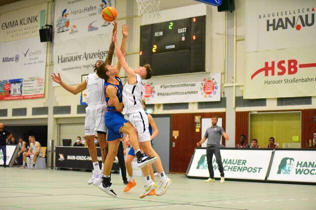 v l , Dewrell Tisdale White Wings Hanau 1 , Jacob Ensminger Orange Academy 44 , Niklas Krause White Wings Hanau 5 GER, Basketball Barmer 2 Bundesliga Pro B, White Wings Hanau vs Orange Academy Ulm 06 11 2021 Hanau Copyright: xEibnerxPressefotox xRalphxLehmbergx xLEHx