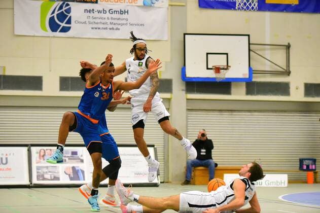 v l , Latrell Jamal Grosskopf Orange Academy 34 , Dewrell Tisdale White Wings Hanau 1 , Philip Hecker White Wings Hanau 3 GER, Basketball Barmer 2 Bundesliga Pro B, White Wings Hanau vs Orange Academy Ulm 06 11 2021 Hanau Copyright: xEibnerxPressefotox xRalphxLehmbergx xLEHx