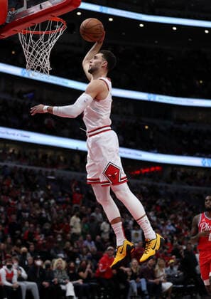 November 6, 2021, Chicago, IL, USA: The Chicago Bulls Zach LaVine goes up for a dunk in the first half against the Philadelphia 76ers at the United Center in Chicago on Saturday, Nov. 6, 2021. Chicago USA - ZUMAm67_ 0141231026st Copyright: xChrisxSwedax