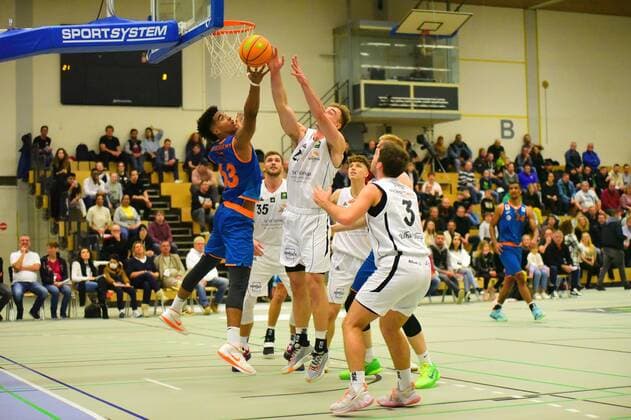 v l , David Fuchs Orange Academy 63 , Victor Demetrio White Wings Hanau 21 GER, Basketball Barmer 2 Bundesliga Pro B, White Wings Hanau vs Orange Academy Ulm 06 11 2021 Hanau Copyright: xEibnerxPressefotox xRalphxLehmbergx xLEHx