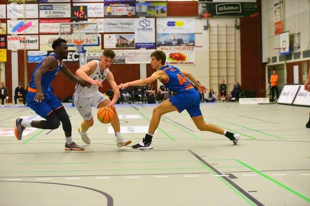 v l , Nat Sidi Diallo Orange Academy 8 , Niklas Krause White Wings Hanau 5 , Jacob Ensminger Orange Academy 44 GER, Basketball Barmer 2 Bundesliga Pro B, White Wings Hanau vs Orange Academy Ulm 06 11 2021 Hanau Copyright: xEibnerxPressefotox xRalphxLehmbergx xLEHx