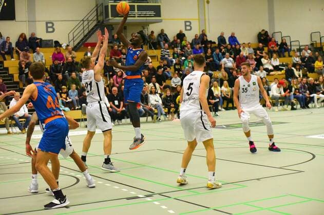 v l , Victor Demetrio White Wings Hanau 21 , Nat Sidi Diallo Orange Academy 8 GER, Basketball Barmer 2 Bundesliga Pro B, White Wings Hanau vs Orange Academy Ulm 06 11 2021 Hanau Copyright: xEibnerxPressefotox xRalphxLehmbergx xLEHx