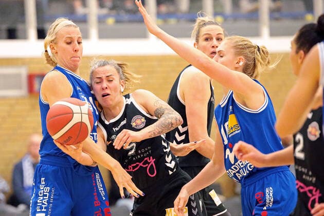 06 11 2021, xovx, Basketball Damen Bundesliga DBBL, BC pharmaserv Marburg Rheinland Lions v l Marie Bertholdt BC pharmaserv Marburg , Joyce Cousseins Smith Rheinland Lions , Lisa Koop Rheinland Lions , Hanna Crymble BC pharmaserv Marburg Marburg Georg Gaßmann Halle Hessen Germany DE