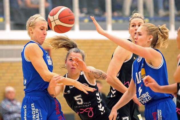 06 11 2021, xovx, Basketball Damen Bundesliga DBBL, BC pharmaserv Marburg Rheinland Lions v l Marie Bertholdt BC pharmaserv Marburg , Joyce Cousseins Smith Rheinland Lions , Lisa Koop Rheinland Lions , Hanna Crymble BC pharmaserv Marburg Marburg Georg Gaßmann Halle Hessen Germany DE