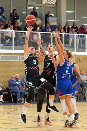 06 11 2021, xovx, Basketball Damen Bundesliga DBBL, BC pharmaserv Marburg Rheinland Lions v l Joyce Cousseins Smith Rheinland Lions , Lisa Koop Rheinland Lions , Alexandra Wilke BC pharmaserv Marburg , Tonisha Baker BC pharmaserv Marburg Marburg Georg Gaßmann Halle Hessen Germany DE