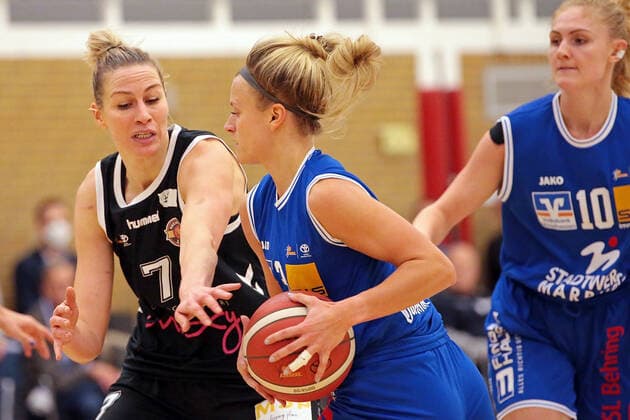 06 11 2021, xovx, Basketball Damen Bundesliga DBBL, BC pharmaserv Marburg Rheinland Lions v l Lisa Koop Rheinland Lions , Alexandra Wilke BC pharmaserv Marburg , Hanna Crymble BC pharmaserv Marburg Marburg Georg Gaßmann Halle Hessen Deutschland DE
