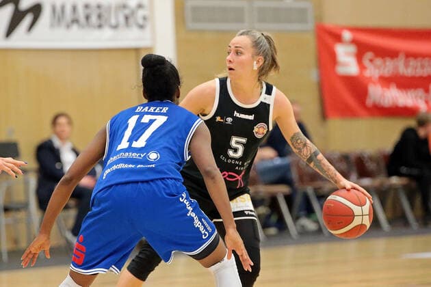 06 11 2021, xovx, Basketball Damen Bundesliga DBBL, BC pharmaserv Marburg Rheinland Lions v l Tonisha Baker BC pharmaserv Marburg , Joyce Cousseins Smith Rheinland Lions Marburg Georg Gaßmann Halle Hessen Deutschland DE
