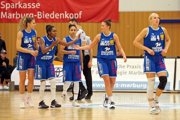 06 11 2021, xovx, Basketball Damen Bundesliga DBBL, BC pharmaserv Marburg Rheinland Lions v l Theresa Simon BC pharmaserv Marburg , Tonisha Baker BC pharmaserv Marburg , Rachel Arthur BC pharmaserv Marburg , Stephanie Wagner BC pharmaserv Marburg and Marie Bertholdt BC pharmaserv Marburg disappointed, looking disappointed after the defeat against the Rheinland Lions Marburg Georg Gaßmann Halle Hessen Germany EN