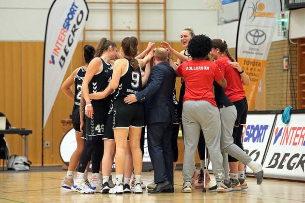 06 11 2021, xovx, Basketball Damen Bundesliga DBBL, BC pharmaserv Marburg Rheinland Lions Joy among the players of the Rheinland Lions after the victory in Marburg Marburg Georg Gaßmann Halle Hessen Germany EN