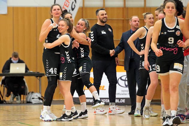 06 11 2021, xovx, Basketball Damen Bundesliga DBBL, BC pharmaserv Marburg Rheinland Lions Joy among the players of the Rheinland Lions after the victory in Marburg Marburg Georg Gaßmann Halle Hessen Germany EN