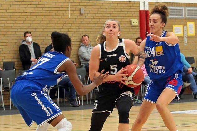 06 11 2021, xovx, Basketball Damen Bundesliga DBBL, BC pharmaserv Marburg Rheinland Lions v l Tonisha Baker BC pharmaserv Marburg , Joyce Cousseins Smith Rheinland Lions , Selma Yesilova BC pharmaserv Marburg Marburg Georg Gaßmann Halle Hessen Deutschland DE