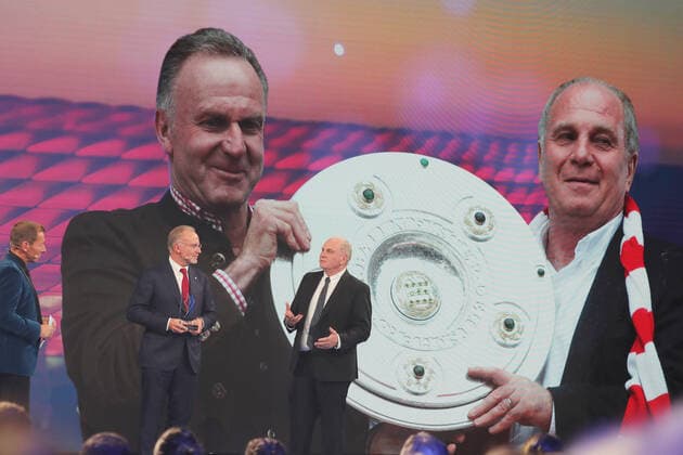 Bavarias Interior Minister Joachim Herrmann honors Karl Heinz Rummenigge with the Bavarian Sports Award 2021for his lifes work in sports Karl Heinz Rummenigge with the Bavarian Sports Award, left Markus Othmer , right Uli Hoeneß Munich Bavaria Germany BMW World