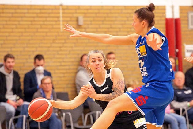06 11 2021, xovx, Basketball Damen Bundesliga DBBL, BC pharmaserv Marburg Rheinland Lions v l Joyce Cousseins Smith Rheinland Lions , Stephanie Wagner BC pharmaserv Marburg Marburg Georg Gaßmann Halle Hessen Germany DE