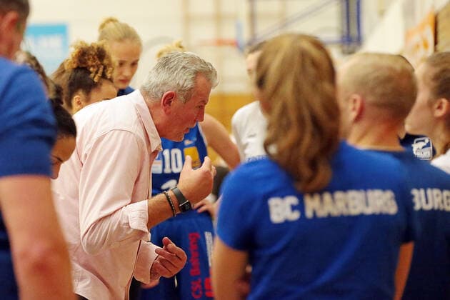 06 11 2021, xovx, Basketball Damen Bundesliga DBBL, BC pharmaserv Marburg Rheinland Lions Instructions from coach Christoph Wysocki BC pharmaserv Marburg to his team Marburg Georg Gaßmann Halle Hessen Germany EN