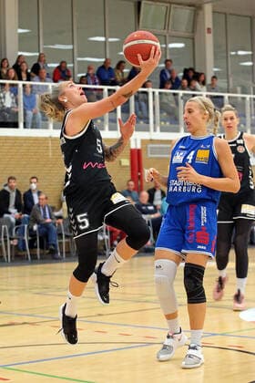 06 11 2021, xovx, Basketball Damen Bundesliga DBBL, BC pharmaserv Marburg Rheinland Lions v l Joyce Cousseins Smith Rheinland Lions , Marie Bertholdt BC pharmaserv Marburg , Lisa Koop Rheinland Lions Marburg Georg Gaßmann Halle Hessen Deutschland DE