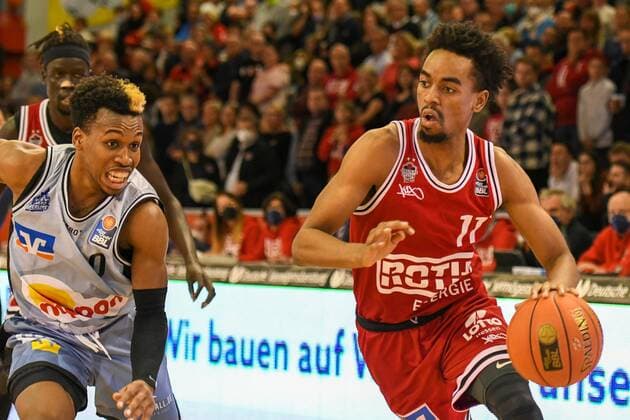 T J Shorts, Jalen Tate 7 Matchday, Basketball Bundesliga, Basketball Season 2021 2022, Germany, easyCredit BBL, Germany, Giessen 46ers, giessen red, Men, Jobstairs GIESSEN 46ers HAKRO Merlins Crailsheim, Men, Merlins light blue