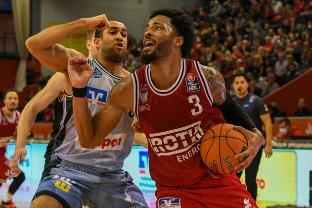 Elias Lasisi, Brayon Blake 7 Spieltag, Basketball Bundesliga, Basketball season 2021 2022, Germany, easyCredit BBL, Germany, Giessen 46ers, giessen red, men, Jobstairs GIESSEN 46ers HAKRO Merlins Crailsheim, men, Merlins light blue