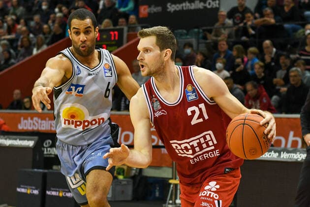 Elias Lasisi, Florian Koch 7 Spieltag, Basketball Bundesliga, Basketball season 2021 2022, Germany, easyCredit BBL, Germany, Giessen 46ers, giessen red, men, Jobstairs GIESSEN 46ers HAKRO Merlins Crailsheim, men, Merlins light blue