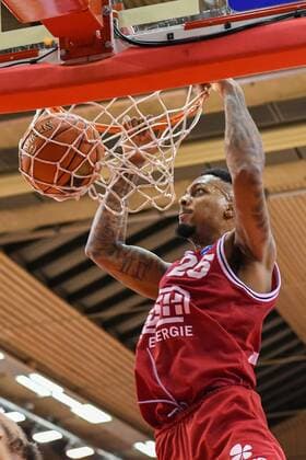 Phillip Fayne 7 Spieltag, Basketball Bundesliga, Basketball Saison 2021 2022, Germany, easyCredit BBL, Germany, Giessen 46ers, giessen red, men, Jobstairs GIESSEN 46ers HAKRO Merlins Crailsheim, men, Merlins light blue