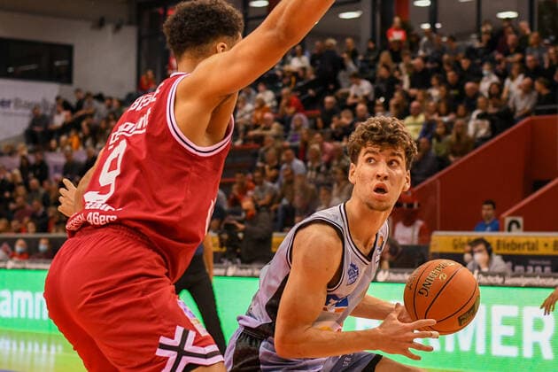 Maximilian Begue, Aleksa Kovacevic 7 Spieltag, Basketball Bundesliga, Basketball season 2021 2022, Germany, easyCredit BBL, Germany, Giessen 46ers, giessen red, men, Jobstairs GIESSEN 46ers HAKRO Merlins Crailsheim, men, Merlins light blue