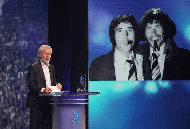 Bilder des Jahres 2021, Sport 11 November Sport Themen der Woche KW44 Sport Bilder des Tages Paul Breitner gedenkt mit seiner Rede der Fussball Legende Gerd Müller Paul Breitner hält die Gedenkrede an den vor kurzem verstorbenen Gerd Müller, hier ein Bild im Hintergrund auf dem beide Zigarre rauchen München Bayern Deutschland BMW Welt *** Paul Breitner commemorates the football legend Gerd Müller with his speech Paul Breitner holds the commemorative speech to the recently deceased Gerd Müller, here a picture in the background on which both are smoking cigars Munich Bayern Germany BMW World
