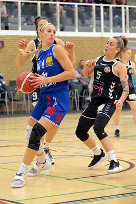 06 11 2021, xovx, Basketball Damen Bundesliga DBBL, BC pharmaserv Marburg Rheinland Lions v l Rowie Jongeling Rheinland Lions , Marie Bertholdt BC pharmaserv Marburg , Joyce Cousseins Smith Rheinland Lions Marburg Georg Gaßmann Halle Hessen Deutschland DE