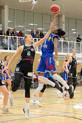 06 11 2021, xovx, Basketball Damen Bundesliga DBBL, BC pharmaserv Marburg Rheinland Lions v l Birte Thimm Rheinland Lions , Tonisha Baker BC pharmaserv Marburg Marburg Georg Gaßmann Halle Hessen Germany DE