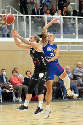 06 11 2021, xovx, Basketball Damen Bundesliga DBBL, BC pharmaserv Marburg Rheinland Lions v l Joyce Cousseins Smith Rheinland Lions , Alexandra Wilke BC pharmaserv Marburg Marburg Georg Gaßmann Halle Hessen Deutschland DE