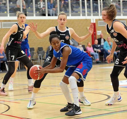 06 11 2021, xovx, Basketball Damen Bundesliga DBBL, BC pharmaserv Marburg Rheinland Lions v l Lisa Koop Rheinland Lions , Birte Thimm Rheinland Lions , Tonisha Baker BC pharmaserv Marburg , Romy Bär Rheinland Lions Marburg Georg Gaßmann Halle Hessen Deutschland DE