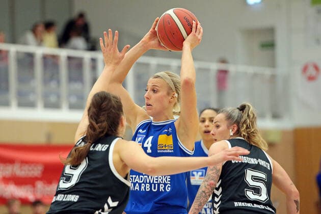 06 11 2021, xovx, Basketball Damen Bundesliga DBBL, BC pharmaserv Marburg Rheinland Lions v l Rowie Jongeling Rheinland Lions , Marie Bertholdt BC pharmaserv Marburg , Rachel Arthur BC pharmaserv Marburg , Joyce Cousseins Smith Rheinland Lions Marburg Georg Gaßmann Halle Hessen Germany DE