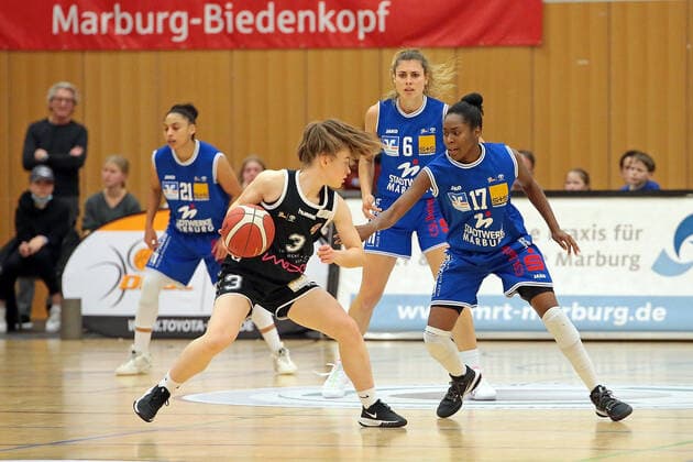 06 11 2021, xovx, Basketball Damen Bundesliga DBBL, BC pharmaserv Marburg Rheinland Lions v l Rachel Arthur BC pharmaserv Marburg , Jienke de Leyn Rheinland Lions , Theresa Simon BC pharmaserv Marburg , Tonisha Baker BC pharmaserv Marburg Marburg Georg Gaßmann Halle Hessen Germany DE