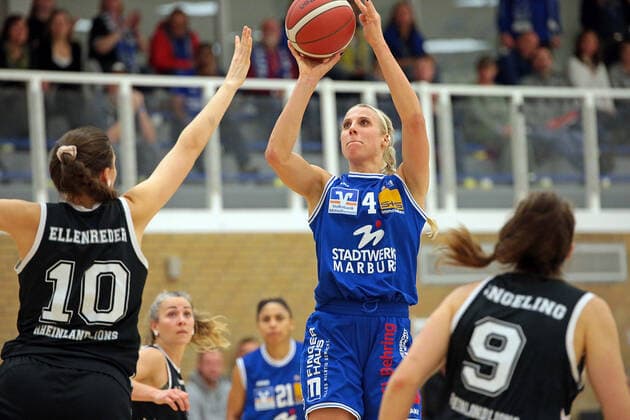 06 11 2021, xovx, Basketball Damen Bundesliga DBBL, BC pharmaserv Marburg Rheinland Lions v l Carlotta Ellenrieder Rheinland Lions , Marie Bertholdt BC pharmaserv Marburg , Rowie Jongeling Rheinland Lions Marburg Georg Gaßmann Halle Hessen Deutschland DE