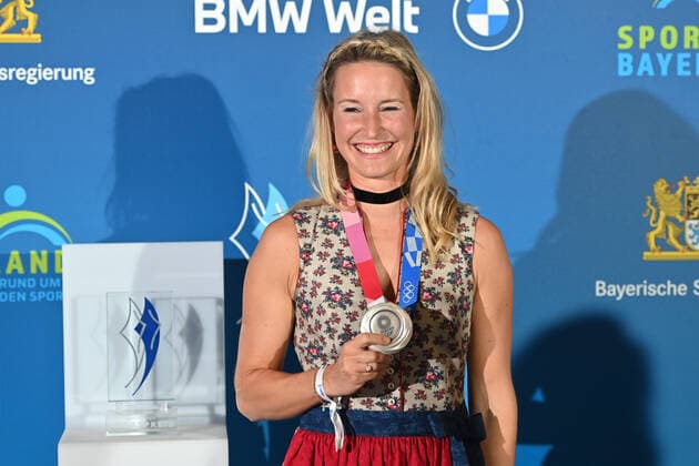 Tina LUTZ sailing , with silver medal Tokyo 2020, single image,cropped single image,half figure,half figure Bavarian Sports Award 2021 in the BMW World, Red Carpet,Red Carpet on 06 11 2021