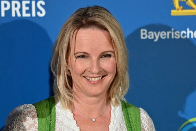 Hilde GERG former ski racer, single image, cropped single image, portrait, portrait, Bavarian Sports Award 2021 in the BMW World, red carpet, red carpet on 06 11 2021
